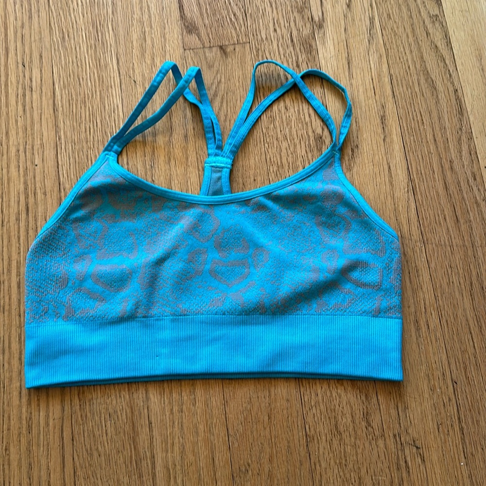 Seamless snake print sports bra